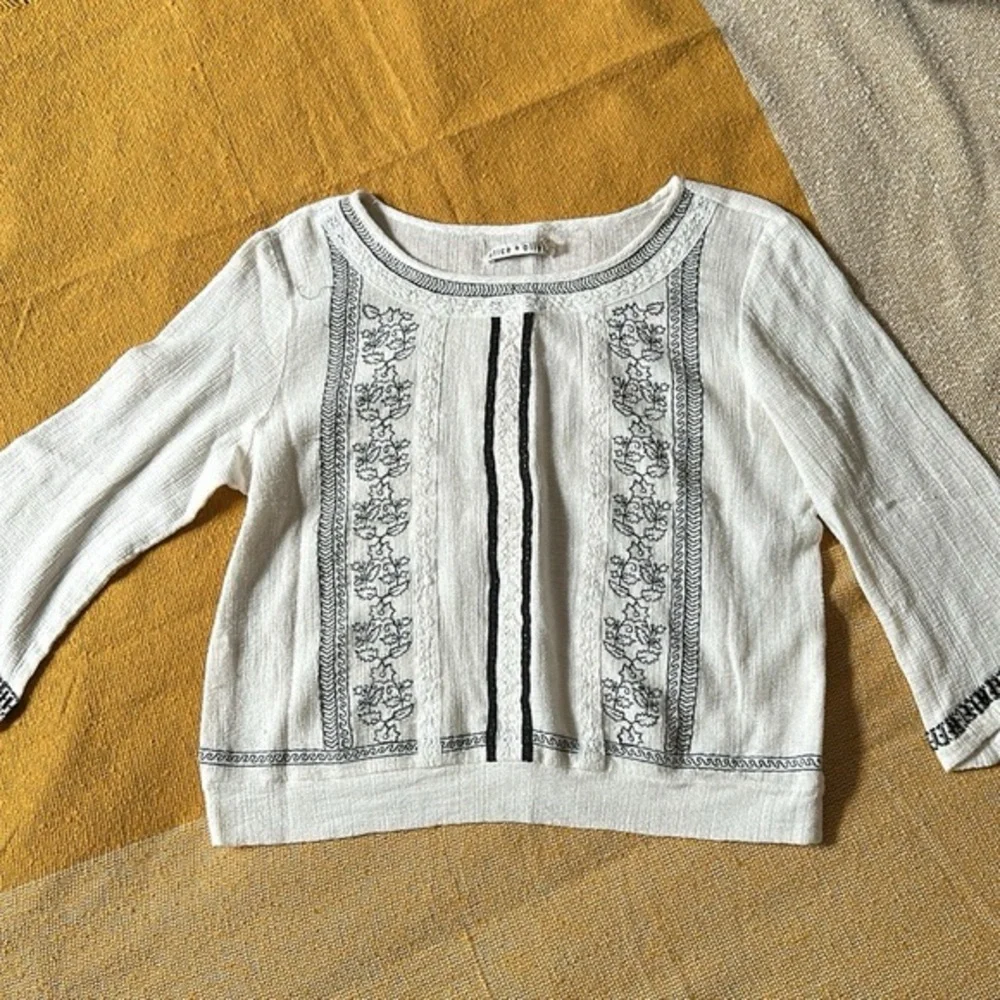 <3 Alice + Olivia Janelle Embroidered Peasant Blouse